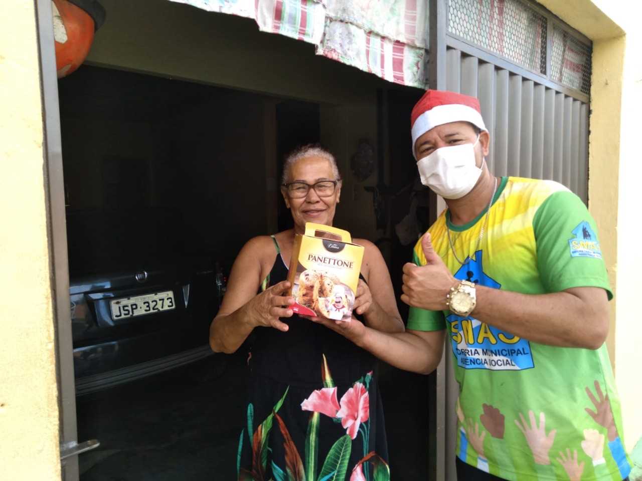 Camacã: Secretaria de Assistência Social distribui Panettone para os idosos